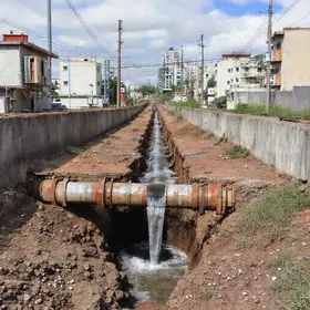 Adutora rompe no centro de Santo André